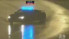 El coche de seguridad sufriendo bajo la lluvia en Le Mans.