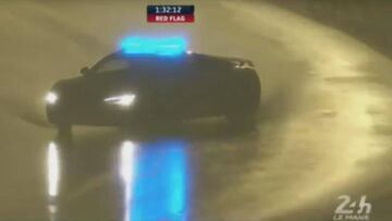 El coche de seguridad sufriendo bajo la lluvia en Le Mans.