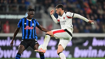 Soccer Football - Serie A - Atalanta v AC Milan - New Balance Arena, Bergamo, Italy - October 28, 2025 AC Milan's Santiago Gimenez in action with Atalanta's Odilon Kossounou REUTERS/Daniele Mascolo