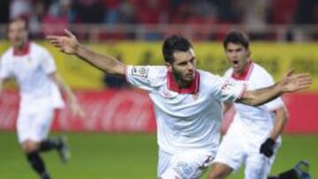 El defensa del Sevilla CF, el bosnio Emir Spahic, celebra su gol, único del partido, durante el encuentro, correspondiente a la décimo octava jornada de Liga en Primera División, que Sevilla CF y Osasuna disputan, esta noche, en el estadio Ramón Sánchez Pizjuán, en Sevilla.