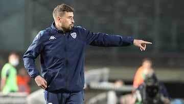 Pep Clotet dando indicaciones durante un partido del Brescia.