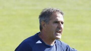 Paco Herrera, tecnico del Real Zaragoza, dando instrucciones en un entrenamiento.