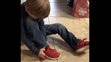 Un ni&ntilde;o nos da el truco definitivo para atarse los cordones. Imagen: YouTube