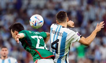 Lusail (Qatar), 26/11/2022.- Gonzalo Montiel (R) of Argentina in action against Hirving Lozano (L) of Mexico during the FIFA World Cup 2022 group C soccer match between Argentina and Mexico at Lusail Stadium in Lusail, Qatar, 26 November 2022. (Mundial de Fútbol, Estados Unidos, Catar) EFE/EPA/Ronald Wittek
