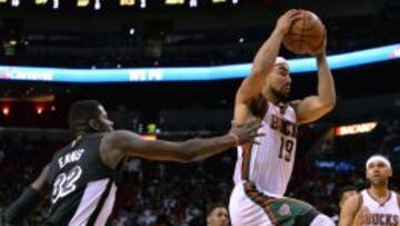 Jerryd Bayless ante James Ennis.