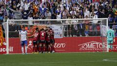 Los jugadores del Mirandés celebran uno de los goles.