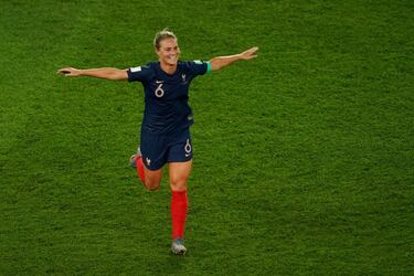 Amandine Henry es una de las mejores futbolistas del mundo (elegida en el undécimo puesto en el Balón de Oro y en cuarto lugar en el The Best de la FIFA). La centrocampista francesa también ganó el triplete (Liga, Copa y Champions) con el Olympique de Lyon. De la Liga Francesa al Mundial disputado en territorio galo, donde la jugadora brilló con luz propia. En la prórroga de octavos de final, marcó el gol de la victoria contra Brasil que dio el pase a las Bleues a cuartos. 