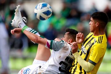 El jugador de Santiago Wanderers Carlos Munoz, izquierda, disputa el balon con Benjamin Vidal de Arturo Fernandez Vial durante el partido de primera division B realizado en el estadio Elias Figueroa de Santiago, Chile.