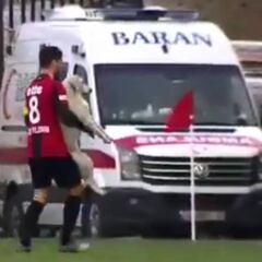 El chascarro que vivió Jorquera: ¡un perro le quitó el balón!