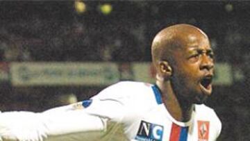 <b>PODERÍO. </b>Govou celebra su gol, un tanto que abrió el triunfo del Lyon con el que, finalmente anoche, se proclamó campeón de Liga.