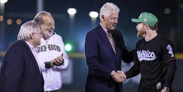 En la apertura de la serie del Caribe 2018, Canelo Álvarez lanzó la primera bola junto a Bill Clinton