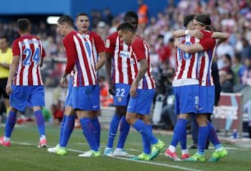 Los jugadores celebran el 3-0 de Filipe Luis. 