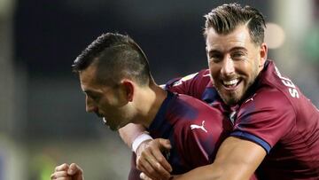 El delantero del Eibar Charles es felicitado por Enrich tras marcar el tercer gol ante el Real Betis.