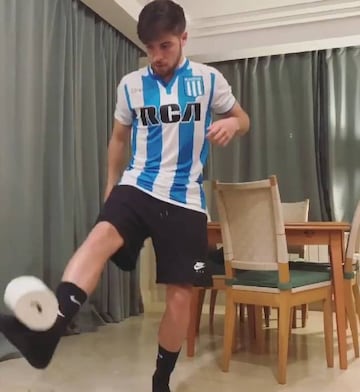 El castillista Feuillassier, con una camiseta de Racing de Avellaneda, se unió al reto del papel higiénico.