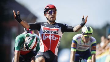 Caleb Ewan celebra la victoria de etapa en el Tour del Benelux.