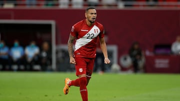 DOHA, 13/06/2022.- El defensa de Perú, Alexander Callens, tras marcar su penalti en la tanda que decidirá la clasificación para el Mundial de fútbol de Catar 2022 en el encuentro que disputan hoy lunes frente a Australia en estadio Al Rayyan Stadium, en el municipio catarí. EFE/Alberto Estévez.
