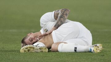 Kroos se duele en el suelo de un golpe.
