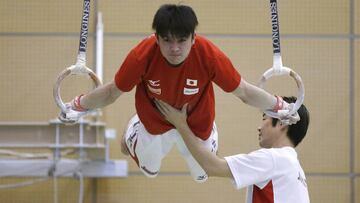 El gimnasta Kohei Uchimura realiza ejercicios en el Centro Nacional de Entrenamiento de Tokio.
