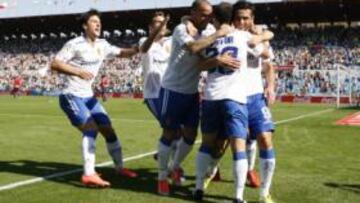 <b>EL PRIMERO DE LOS TRES. </b>Apoño, Víctor Rodríguez y Hélder Postiga se abrazan eufóricos en la celebración del primer gol, mientras llegan Sapunaru y José Mari.