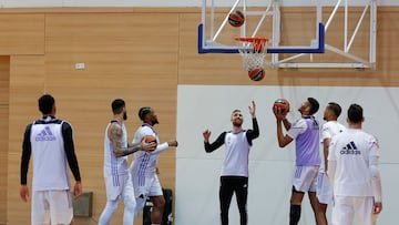 Hanga, Poirier, Yabusele, Musa (en el centro, debajo de la canasta), Tavares, Cornelie y Rudy, ayer por la mañana en el entrenamiento del Madrid en Valdebebas.