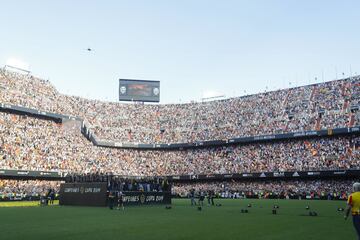 Valencia streets packed as fans celebrate with Copa del Rey winning team