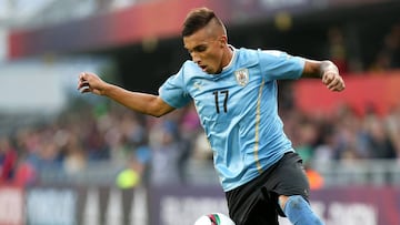 . Dunedin (New Zealand), 30/05/2015.- Mathias Suarez of Uruguay in action during the FIFA Under-20 World Cup 2015 group D match between Uruguay and Serbia in Dunedin, New Zealand, 31 May 2015. (Mundial de F&uacute;tbol) EFE/EPA/DIANNE MANSON EDITORIAL USE ONLY - NOT USED IN ASSOCATION WITH ANY COMMERCIAL ENTITY - IMAGES MUST NOT BE USED IN ANY FORM OF ALERT OR PUSH SERVICE OF ANY KIND INCLUDING VIA MOBILE ALERT SERVICES, DOWNLOADS TO MOBILE DEVICES OR MMS MESSAGING