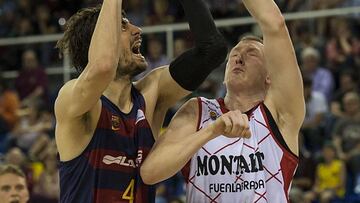 El ala-pívot letón del Fuenlabrada, Rolands Smits, que la próxima temporada vestirá los colores del FC Barcelona, luchando con Ante Tomic.