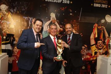 El periodista Tomás Roncero, Alejandro Elortegui (Director Adjunto de As) y Juan Cantón (Gerente de As) posan con la Copa del Mundo. 
