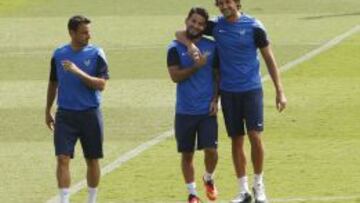 Rubén, entre Pedro López y Rodas.