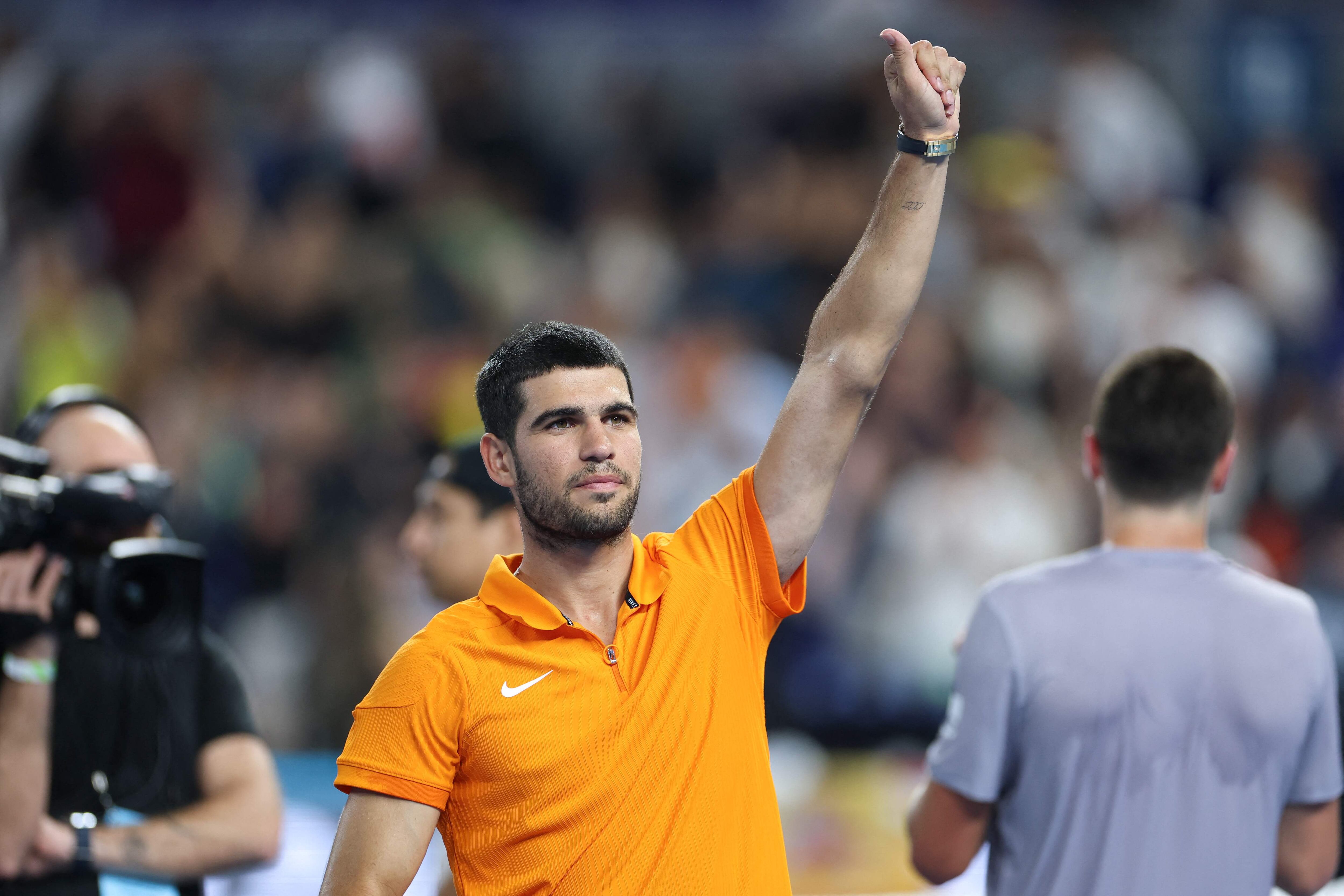 Carlos Alcaraz saluda al público durante el ‘Miami Invitational’. 