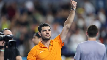 Carlos Alcaraz saluda al público durante el ‘Miami Invitational’.