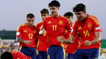 Izan, a la derecha, ante Rumanía.