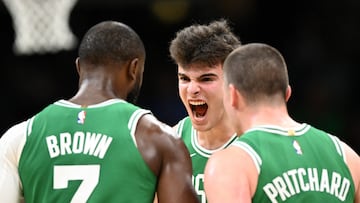 Hugo González celebra una acción con Jaylen Brown y Payton Pritchard durante un Celtics-Knicks.