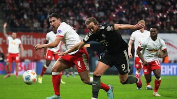 Soccer Football - Bundesliga - RB Leipzig v Bayern Munich - Red Bull Arena, Leipzig, Germany - January 17, 2026 Bayern Munich's Harry Kane in action with RB Leipzig's Willi Orban REUTERS/Karina Hessland DFL REGULATIONS PROHIBIT ANY USE OF PHOTOGRAPHS AS IMAGE SEQUENCES AND/OR QUASI-VIDEO.