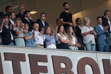 Rute Cardoso, viuda de Diogo Jota, durante el homenaje al jugador y a su hermano, también futbolista, André Silva antes del partido amistoso entre Oporto y Atlético de Madrid.
