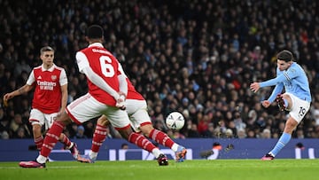 Manchester City's Argentinian striker Julian Alvarez (R) kicks the ball during the English FA Cup fourth round football match between Manchester City and Arsenal at the Etihad Stadium in Manchester, northwest England, on January 27, 2023. (Photo by Oli SCARFF / AFP) / RESTRICTED TO EDITORIAL USE. No use with unauthorized audio, video, data, fixture lists, club/league logos or 'live' services. Online in-match use limited to 120 images. An additional 40 images may be used in extra time. No video emulation. Social media in-match use limited to 120 images. An additional 40 images may be used in extra time. No use in betting publications, games or single club/league/player publications. / 