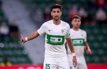 En la temporada 21/22 cuando el jugador nacido en Córdoba (Argentina) se encontraba sin equipo recaló en el Elche donde estuvo únicamente una temporada antes de marcharse a Qatar. Como ilicitano jugó 16 partidos. 