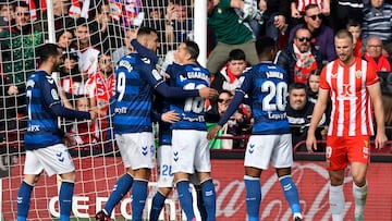 ALMER?A (ESPA?A), 11/02/2023.- Los jugadores del Real Betis celebran el gol de su equipo ante la UD Almer¨ªa durante el partido correspondiente a la jornada 21 de LaLiga Santander que se disputa este s¨¢bado en el Power Horse Stadium de Almer¨ªa. EFE / Carlos Barba