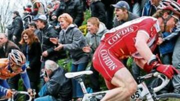 <b>ESFUERZO. </b>Flecha, tras la estela de Nuyens en Kapelmuur.