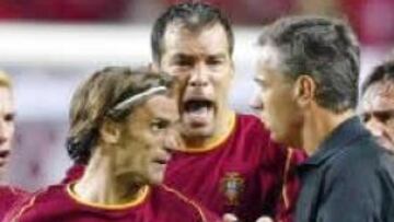 <b>EXPULSADO</B>. Joao Pinto vio la tarjeta roja tras cometer una fuerte entrada sobre el coreano Park Ji-Sung.