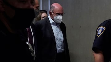 Allen Weisselberg, ex presidente de los Estados Unidos, Donald Trumps, director financiero de la compañía, se marcha después de asistir a su audiencia en el tribunal penal del bajo Manhattan en Nueva York el 1 de julio de 2021.