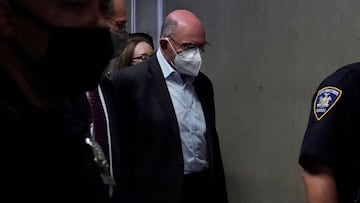 Allen Weisselberg, ex presidente de los Estados Unidos, Donald Trumps, director financiero de la compa&ntilde;&iacute;a, se marcha despu&eacute;s de asistir a su audiencia en el tribunal penal del bajo Manhattan en Nueva York el 1 de julio de 2021. 