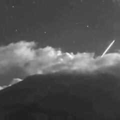 VIDEO | ¿Estrella fugaz? Una luz extraña es captada en el cráter del volcán Popocatépetl