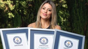 La skater Leticia Bufoni posa con sus tres certificados de Guinness World Record de skate. 