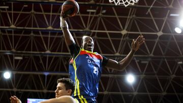 Moussa Diange (MoraBanc Andorra) realiza un mate ante el Iberostar Tenerife.