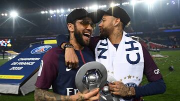Dani Alves y Neymar celebran un título