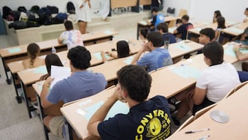 Detalles de la clase previo al examen de Historia de España durante el primer día de la convocatoria extraordinaria de la Prueba de Evaluación de Bachillerato para el Acceso y la Admisión en la Universidad en la Facultad de Física, a 12 de julio de 2022 en Sevilla (Andalucía, España)