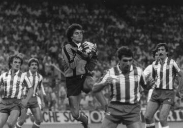 Desde la cantera del Atlético se asentó en el primer equipo, donde militó la gran mayoría de su carrera (entre 1980 y 1993). Eso sí, su mayor participación se produjo principalmente en el inicio de los años ochenta, ya que posteriormente tuvo un rol de suplente durante muchos años de Abel Resino. Le tiraron once penaltis en Liga, donde detuvo tres y uno se marchó al larguero. Acabó disputando 165 partidos de rojiblanco, encajando 166 goles.  