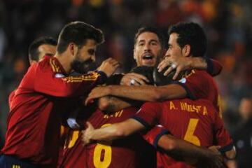 Clasificación mundial 2014. España-Bielorrusia. 1-0. Xavi Hernández celebra con sus compañeros el primer gol.