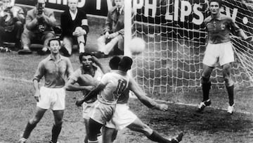Pelé y Vava, de Brasil, disputan un balón contra la defensa de Francia en la semifinal del Mundial de Suecia 1958.